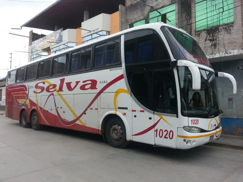 Bus de dos pisos de Expreso Selva estacionado, vista lateral
