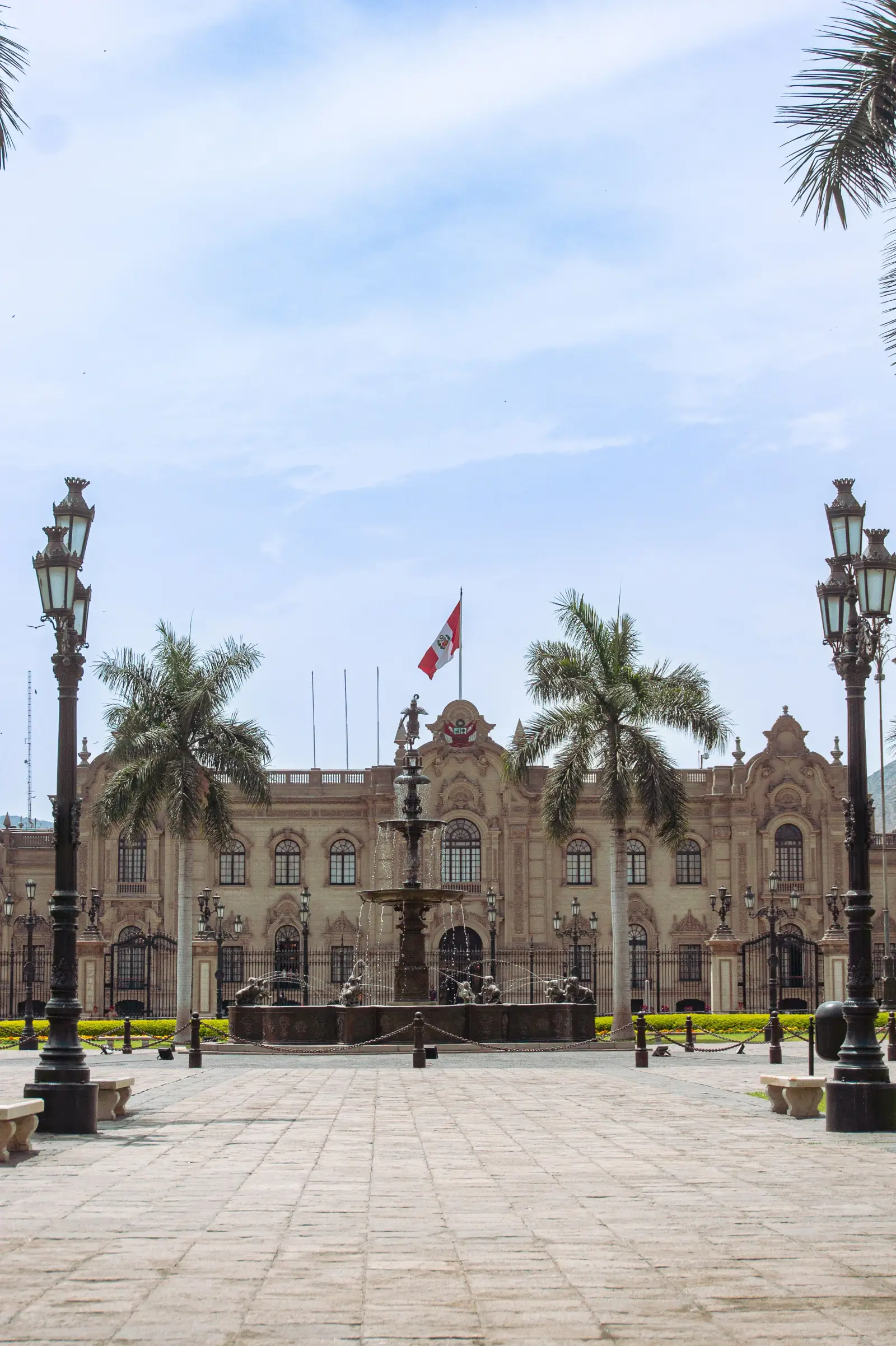 Palacio de Gobierno del Perú en la Plaza Mayor de Lima, con palmeras y pileta