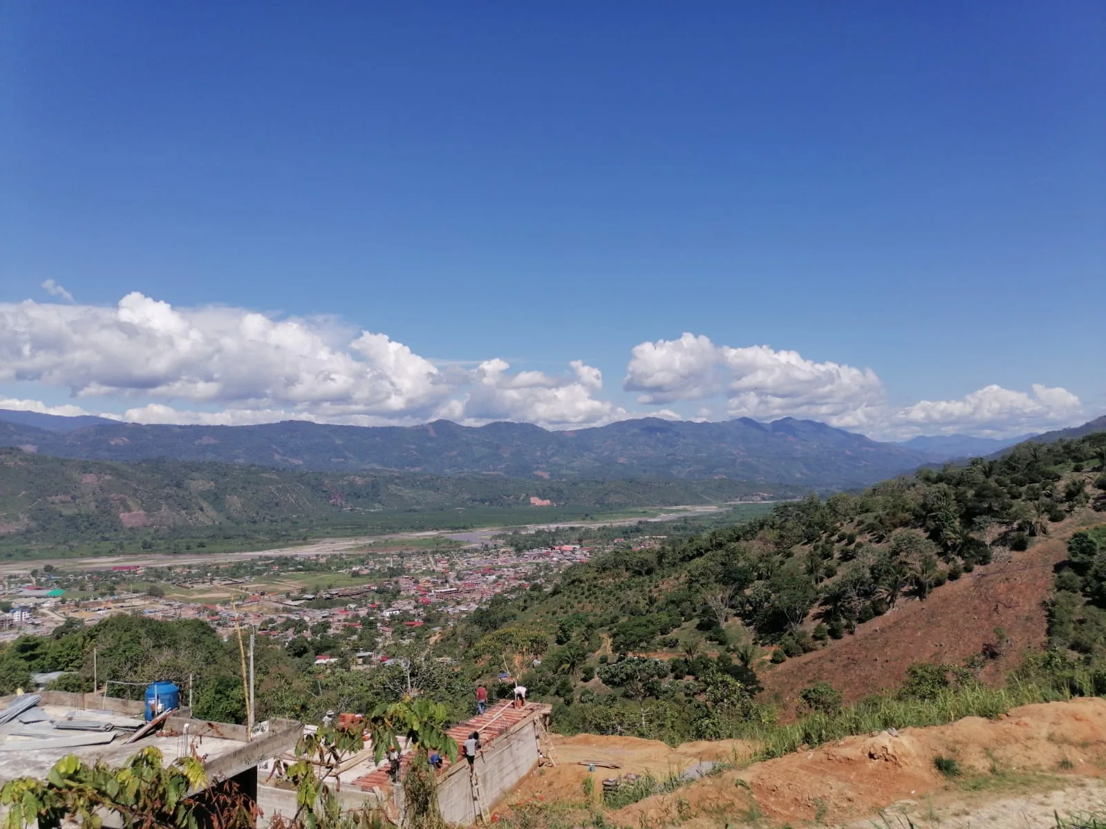 Vista del valle del Perené y la ciudad de Pichanaki desde el mirador