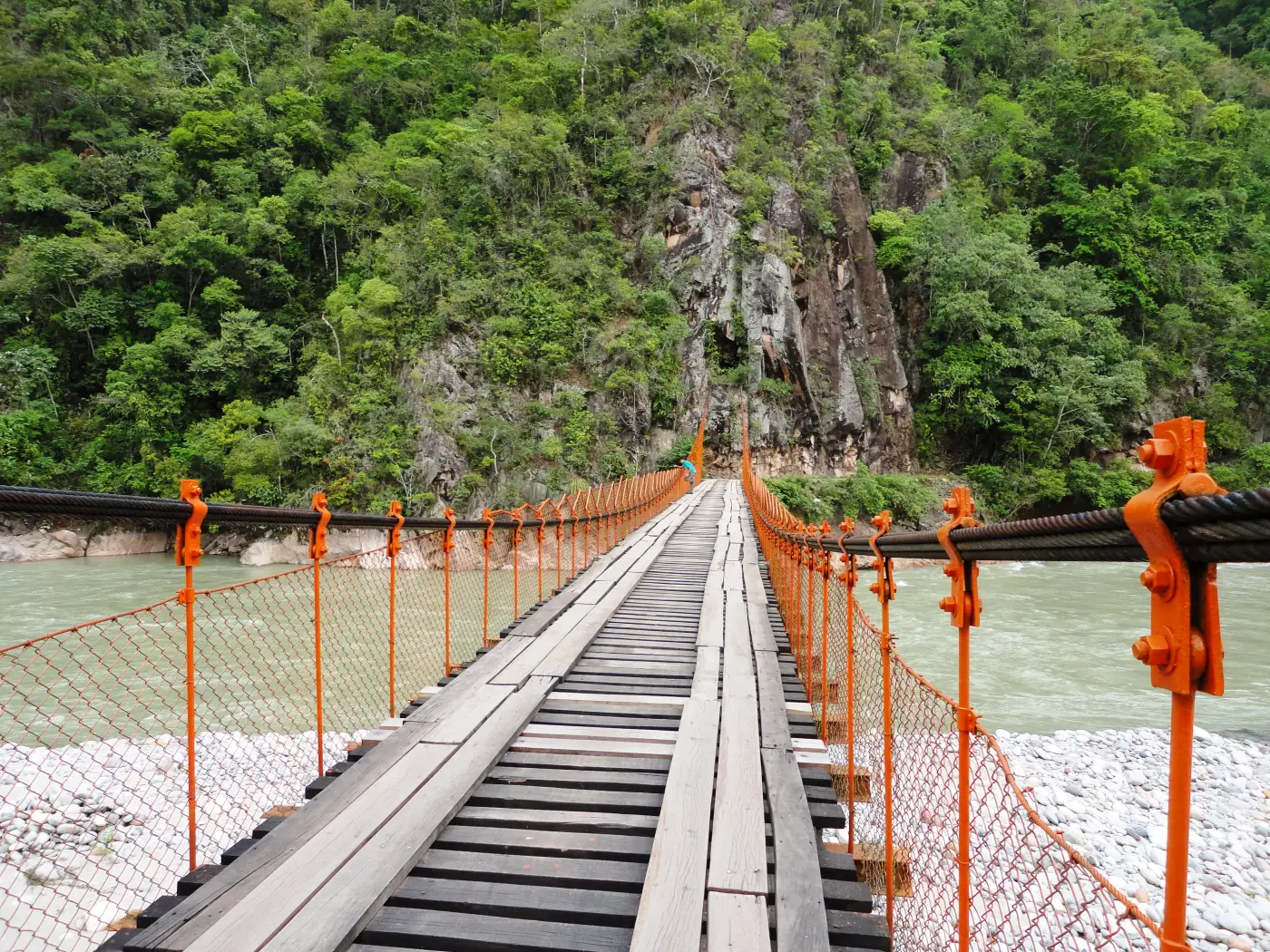 Puente Kimiri sobre el río en La Merced, Chanchamayo