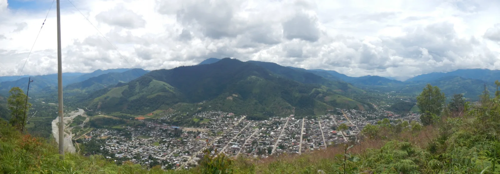 Vista panorámica de la ciudad de Satipo rodeada de montañas de selva